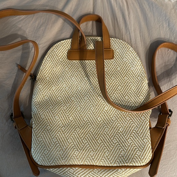 New Roxy back pack - Picture 4 of 4